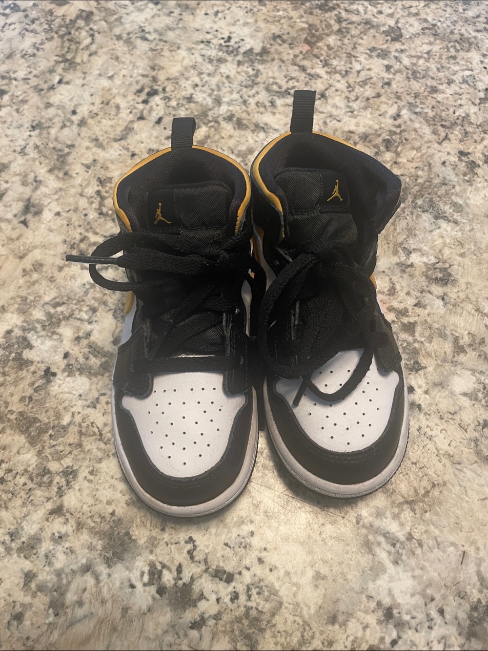 Kids' High-Top Sneakers - Air Jordan Black, White & Yellow